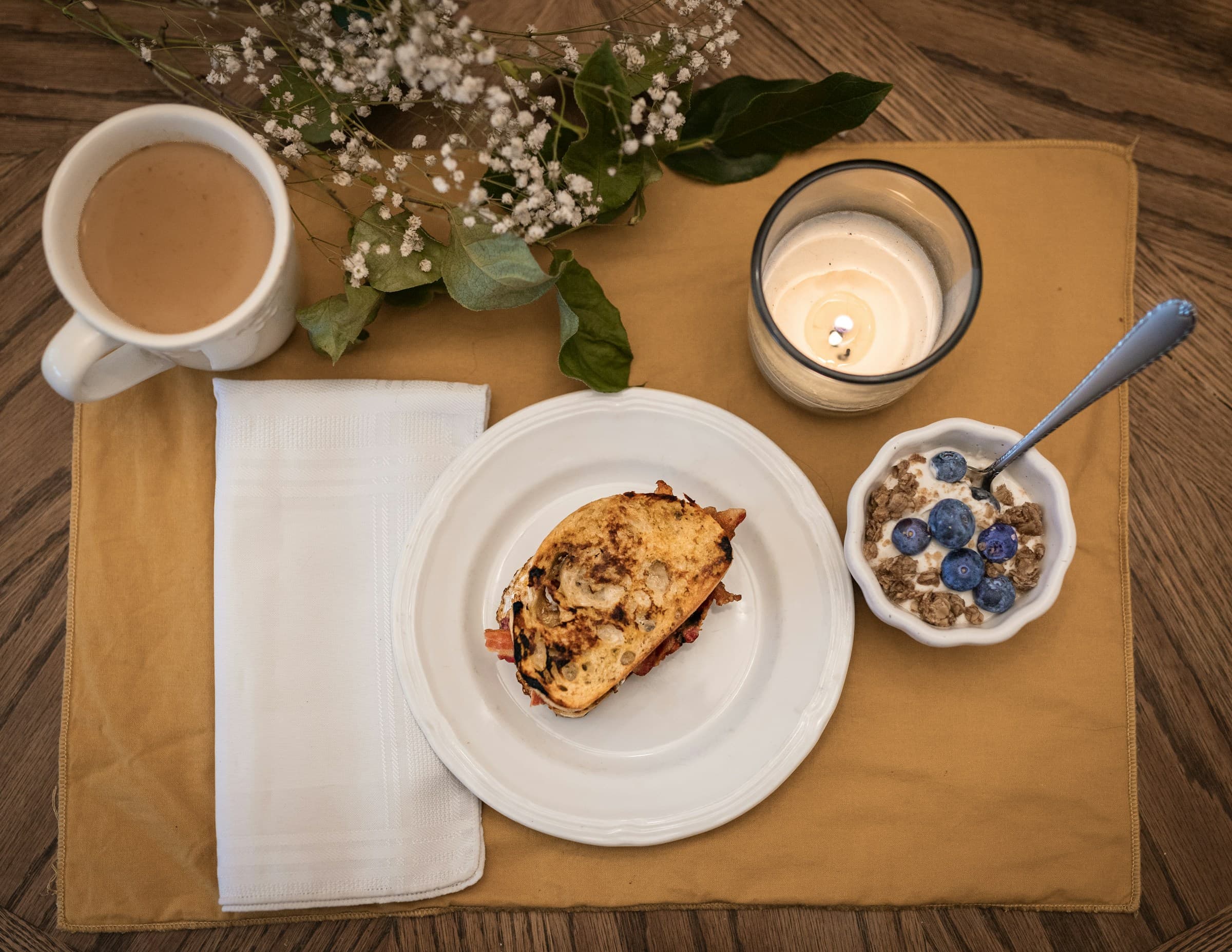 Desayuno con tostadas y café