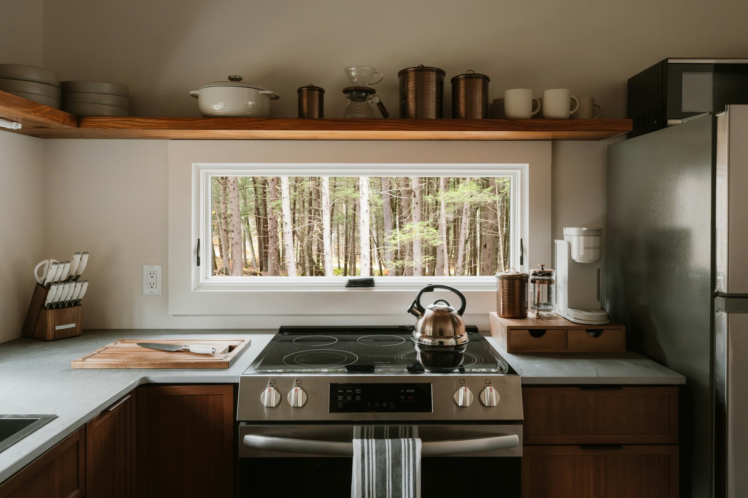 Cocina moderna con vista al bosque
